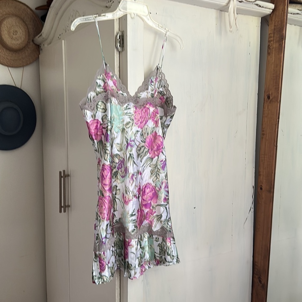 Victoria Secret - Picture 3 of 4